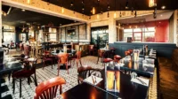 Intérieur de restaurant moderne au style industriel