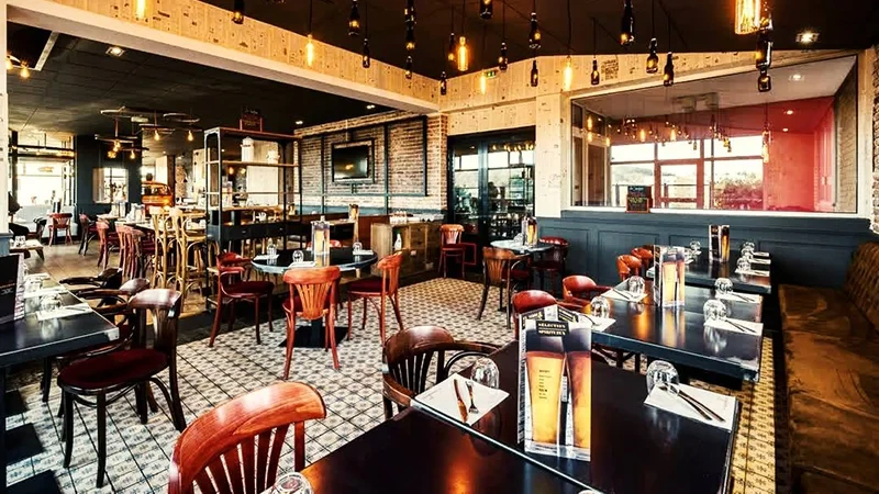 Intérieur de restaurant moderne au style industriel