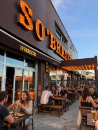 Terrasse animée d’une brasserie au coucher du soleil