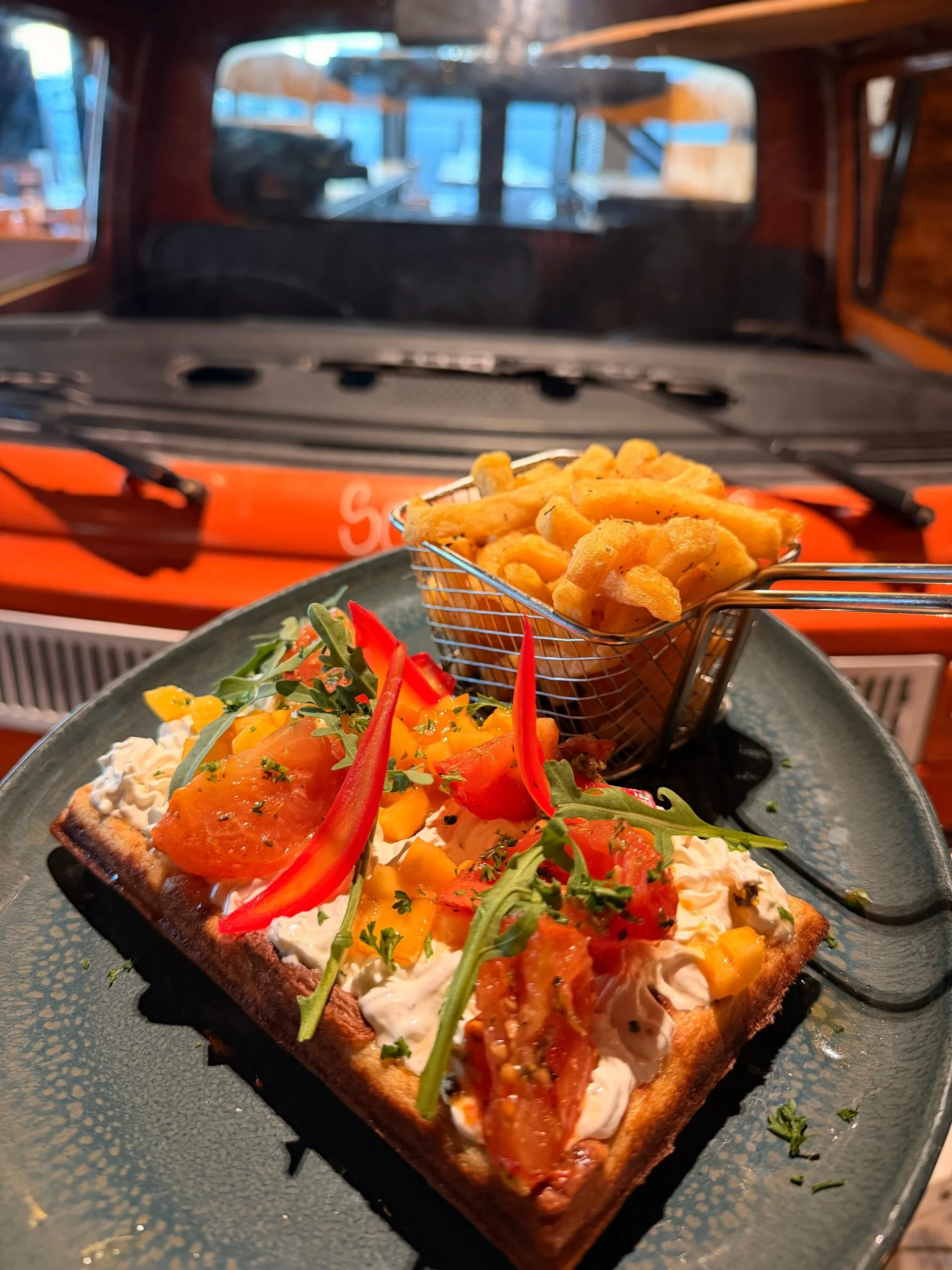 Tartine saumon mangue avec frites en panier