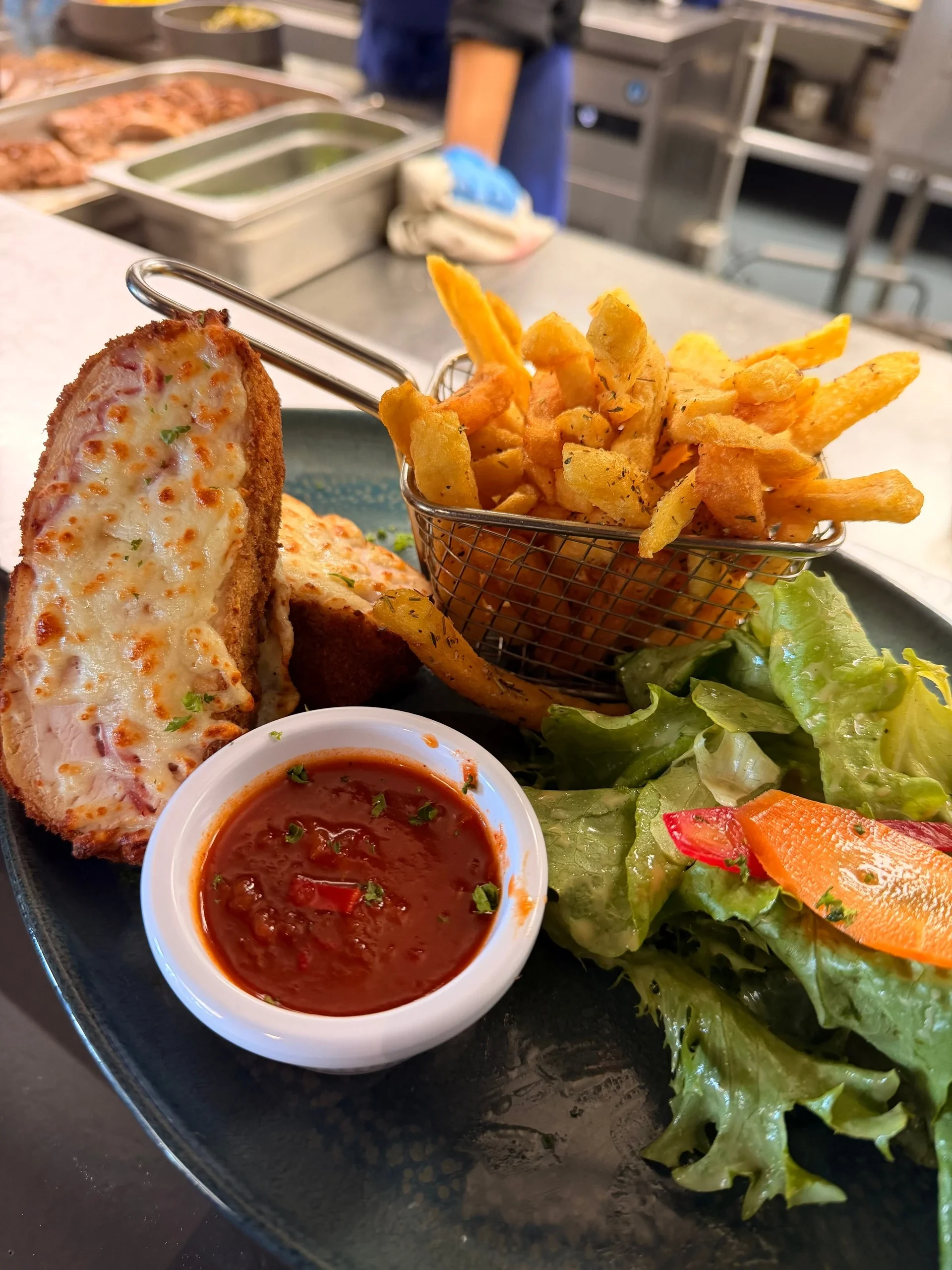 Croque-monsieur gratiné avec frites et salade