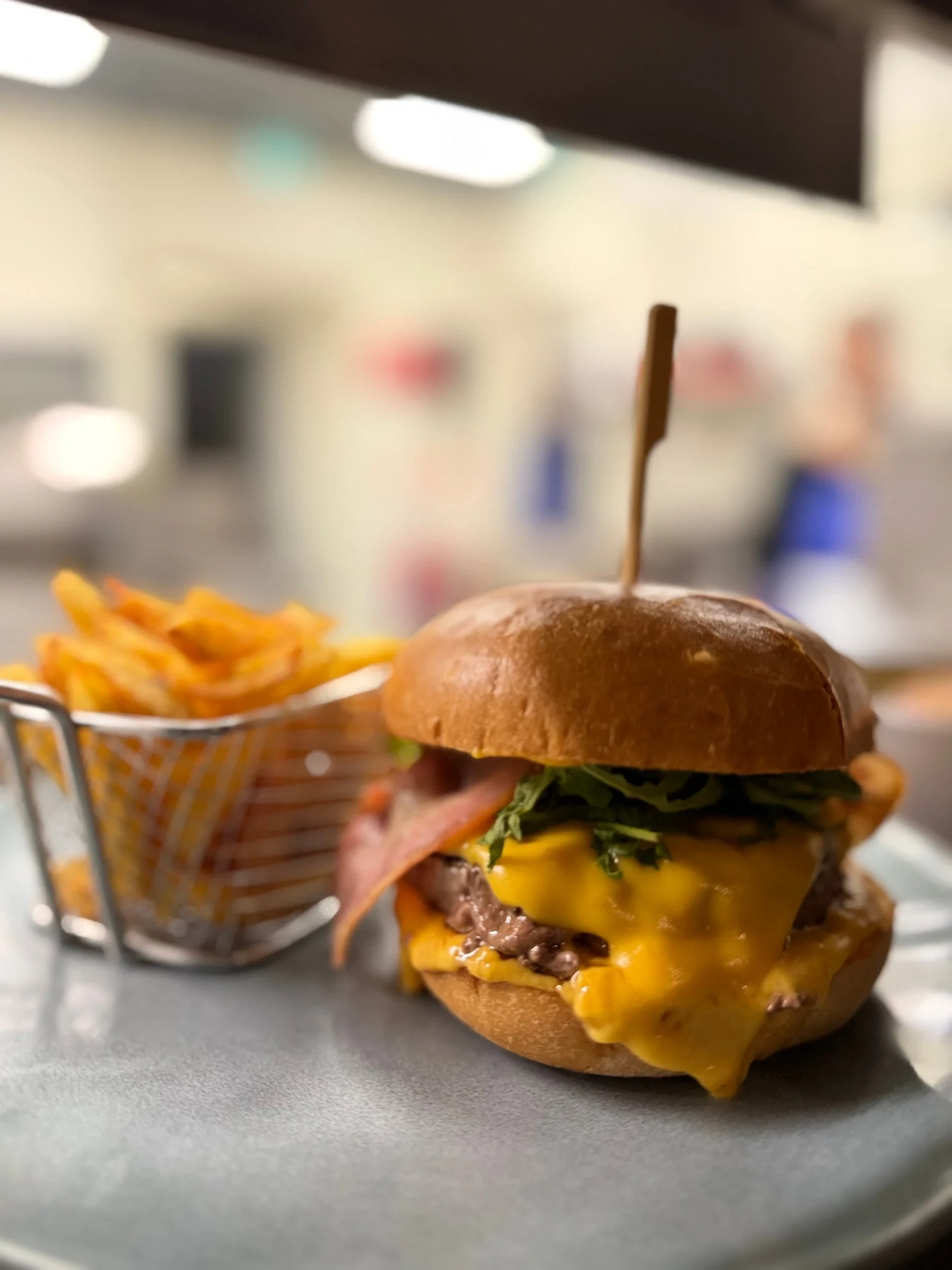 Cheeseburger au bacon avec frites croustillantes
