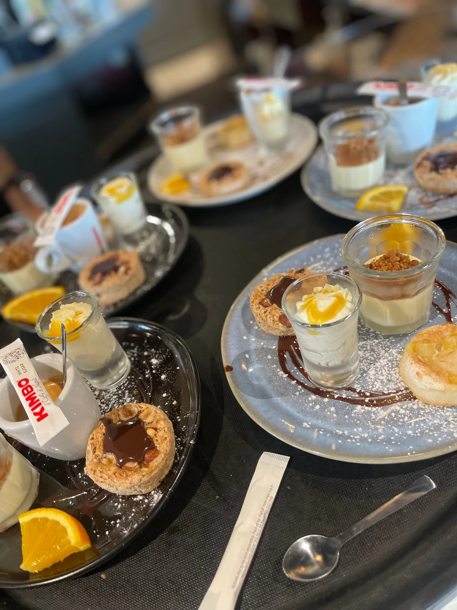 Assortiment de desserts et cafés sur table